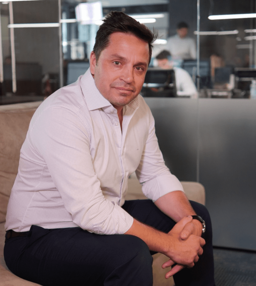 Ceo Juliano Custódio de braços cruzados sorrindo